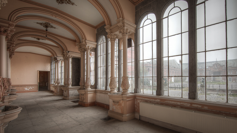 IMAGE: http://www.hierzo.net/foto/chateauh/sfoto04.jpg